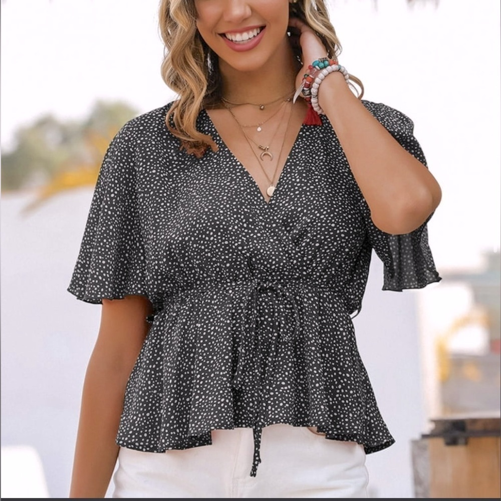 Lavender sky faux wrap blouse sz medium in excellent like-new condition